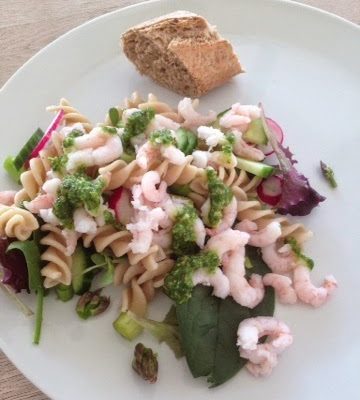 Let salat med rejer og pesto