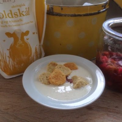 Koldskål og rabarberkompot