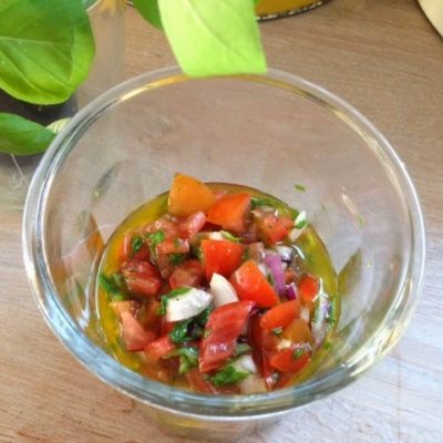 Bruschetta med tomater og basilikum