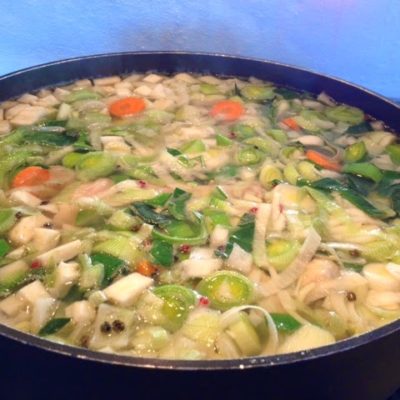 Suppe kogt på en stor Hopballekylling