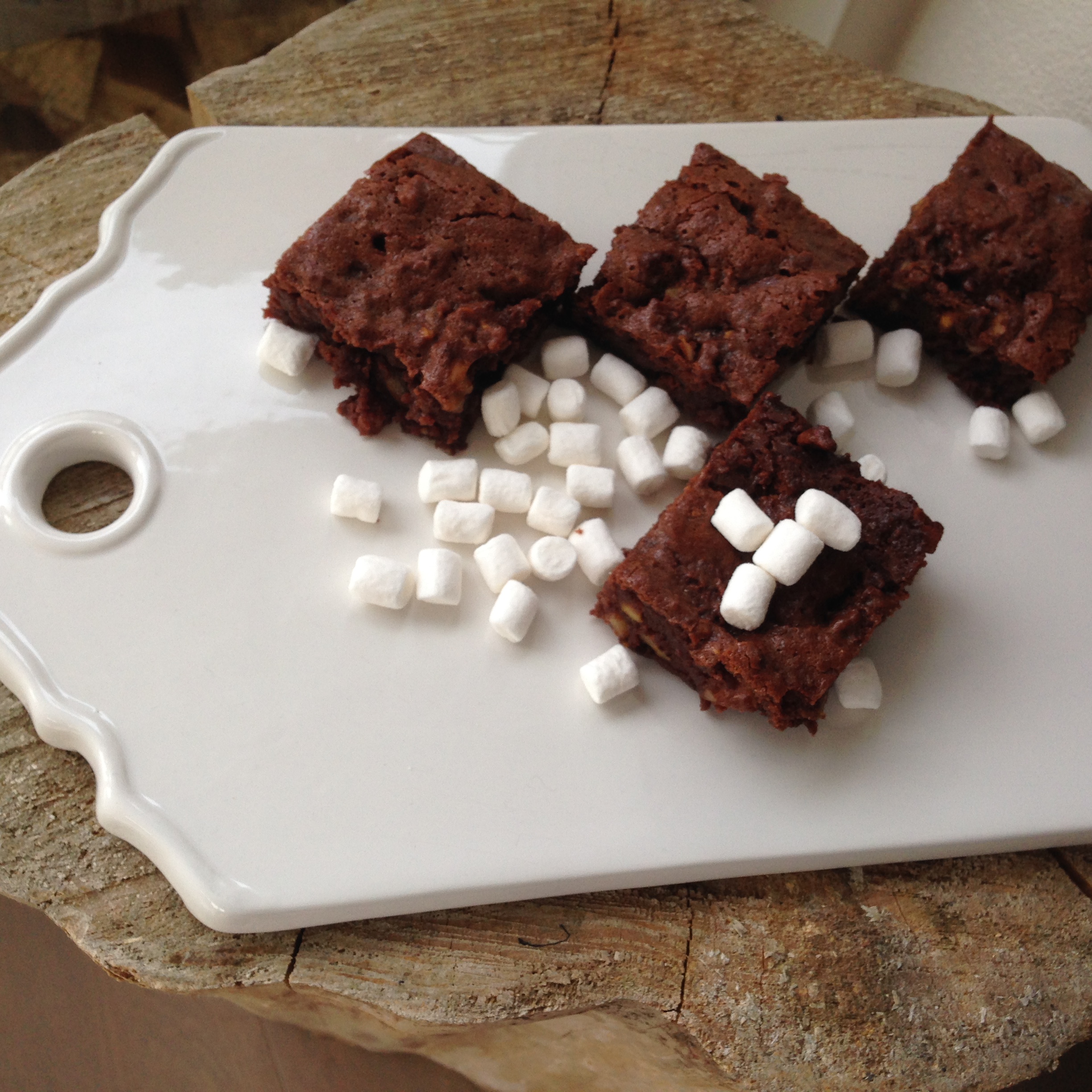 Brownie med nødder og skumfiduser