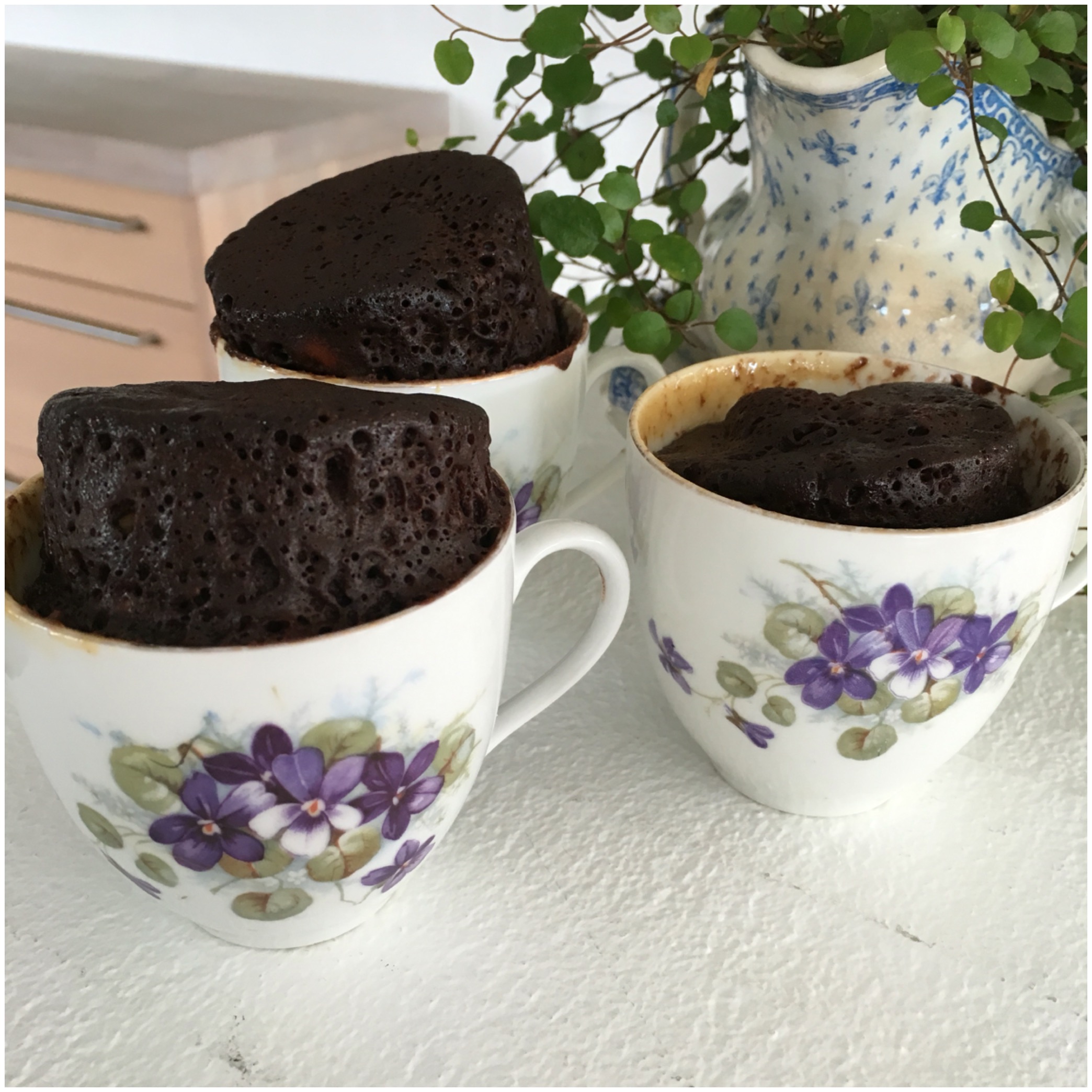 Mug cake med karamel og peanuts