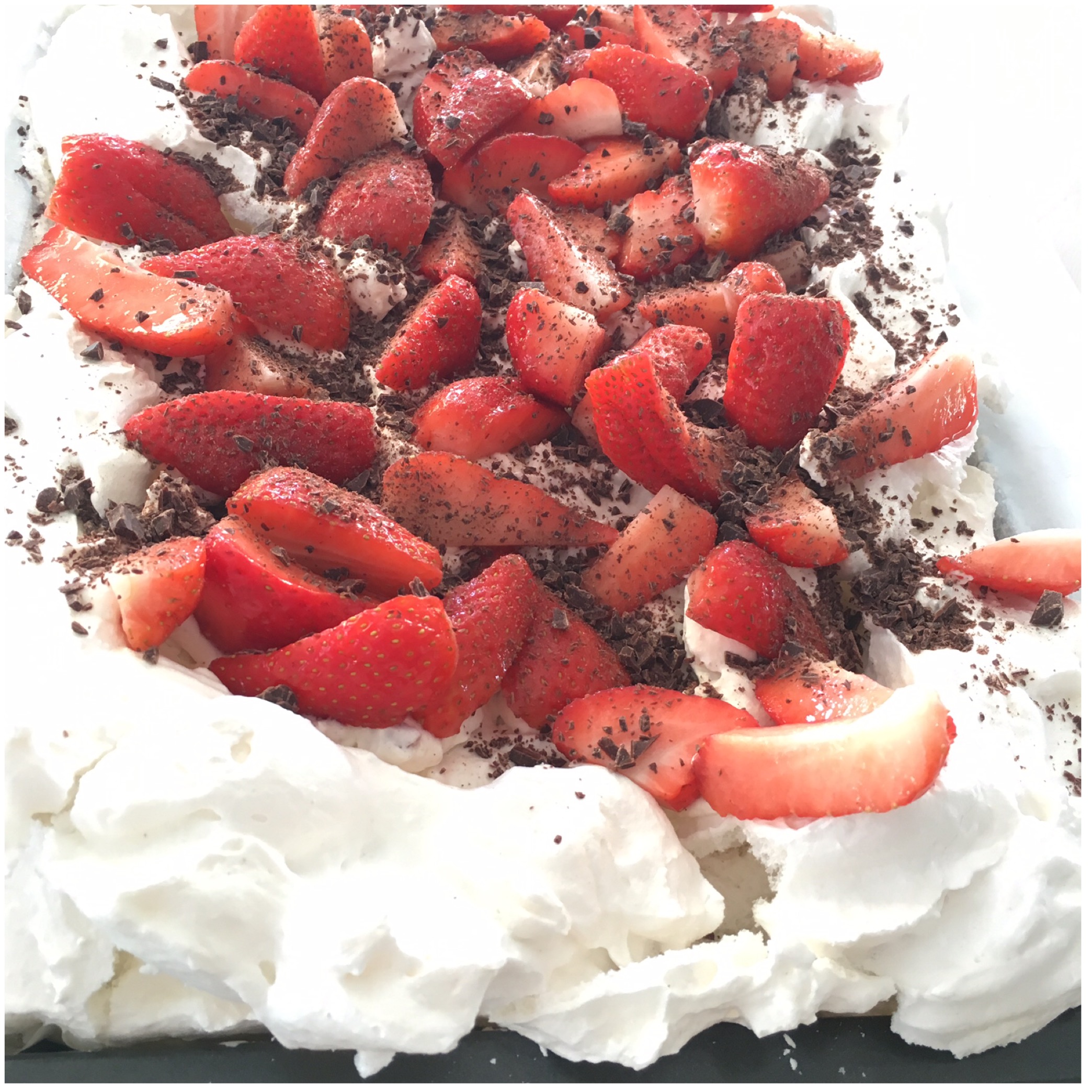 Pavlova med rabarberskum og jordbær