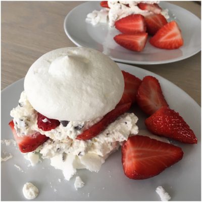Pavlova med jordbær og fløde