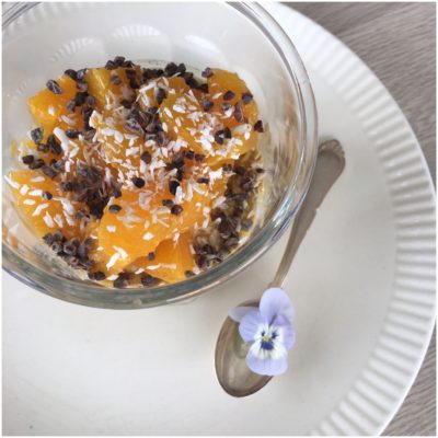 Køleskabsgrød med appelsinjuice