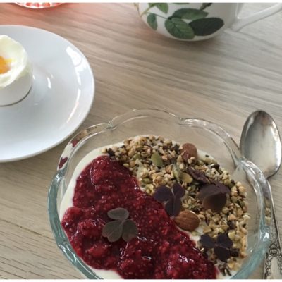 Råsyltet hindbær med chia og ahornsirup