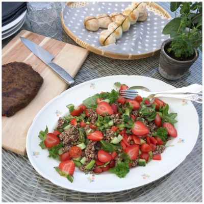 Quinoa salat med grønne asparges og jordbær