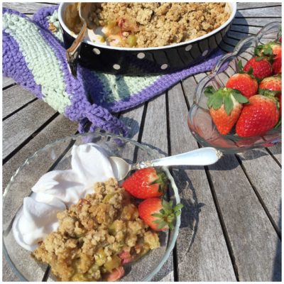 Lun rabarberkage med knasende sprød crumble